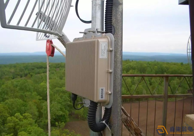 監(jiān)控?cái)z像機(jī)和無線網(wǎng)橋的組合