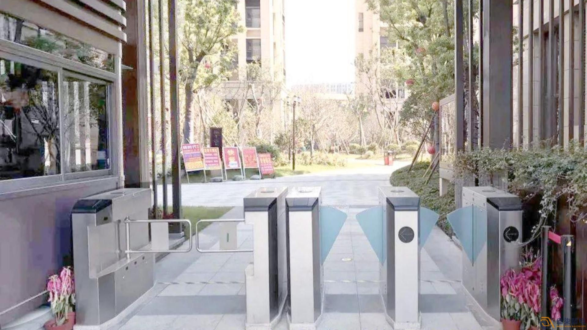 智慧工廠如何選擇適合的通道閘？