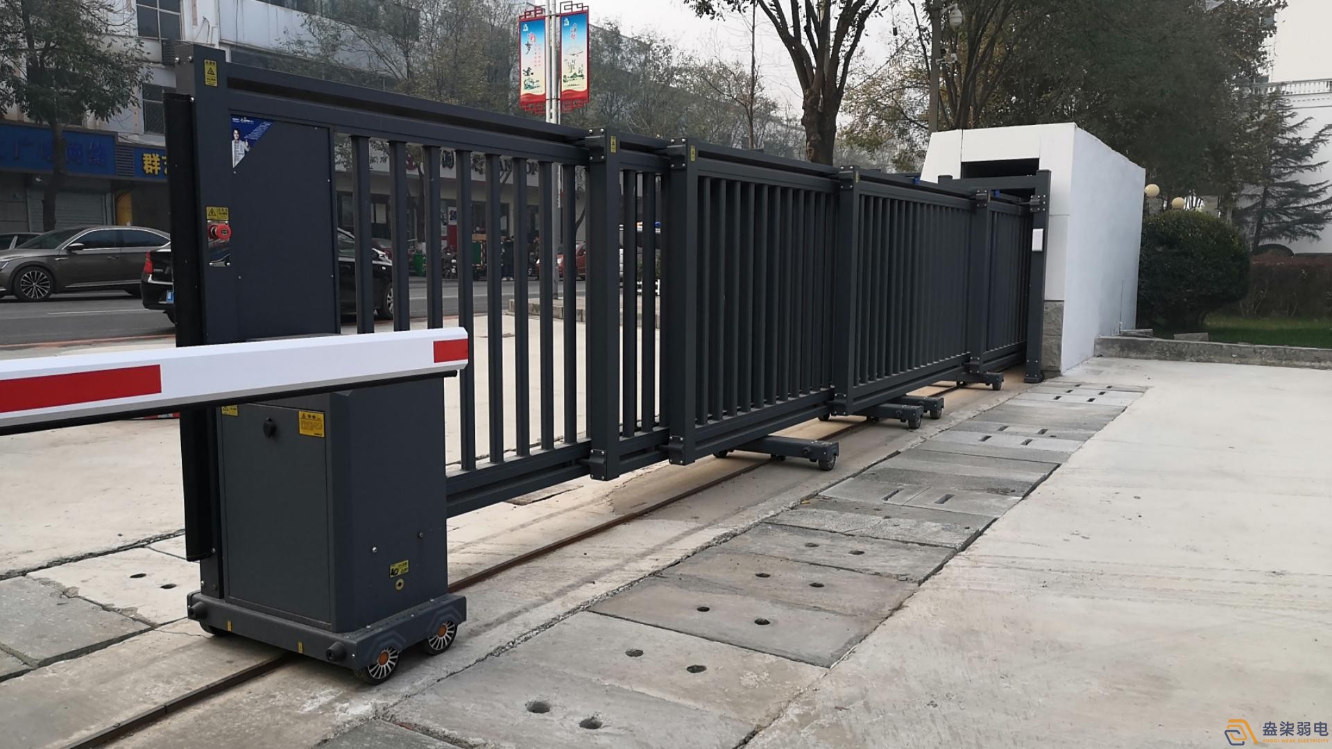 工廠門禁怎么選？三輥閘+一卡通方案更實(shí)用