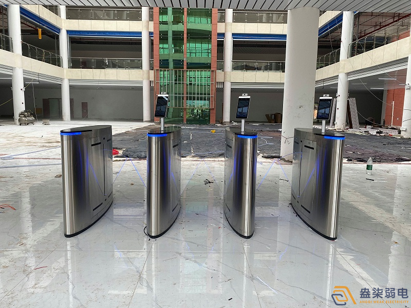工廠考勤通道閘機(jī)選什么合適？