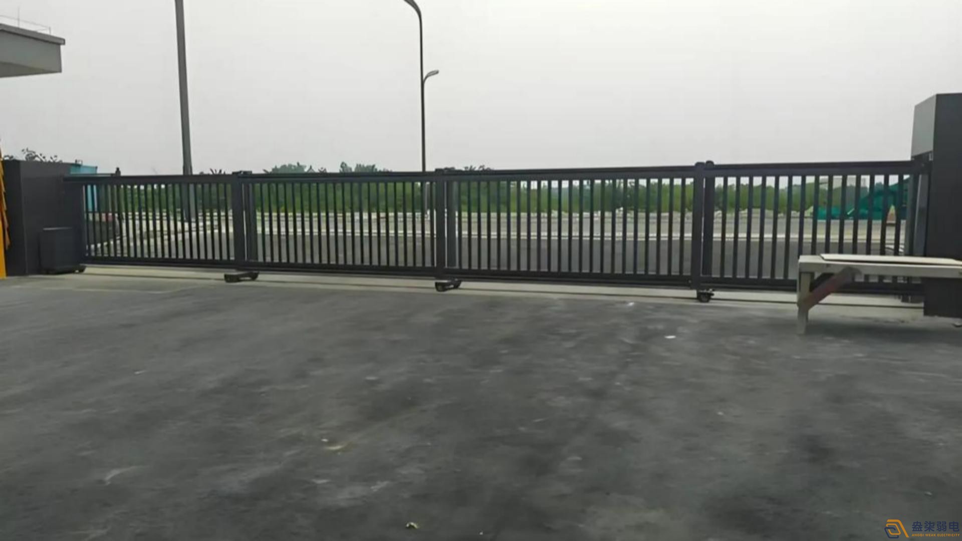 工廠伸縮門(mén)加裝镃力鎖的好處